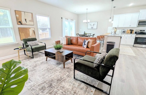 Huntersville House | Spacious 6-bedroom townhome in welcoming Huntersville with WiFi, AC