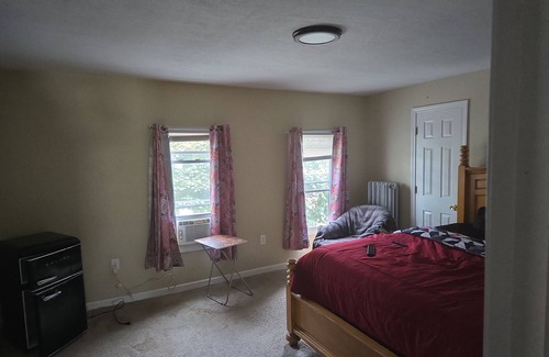 Springfield House | Spacious 6-bedroom house in welcoming Springfield with AC, WiFi