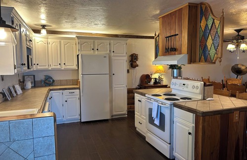 Three Rivers Cabin | Spacious 6-bedroom cabin with AC and WiFi in tranquil Three Rivers