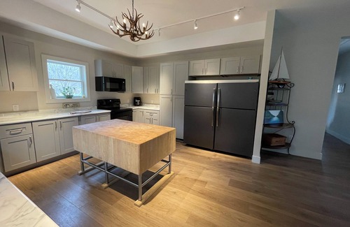 Williams Bay House | Spacious 6-bedroom house in charming Williams Bay with WiFi, AC