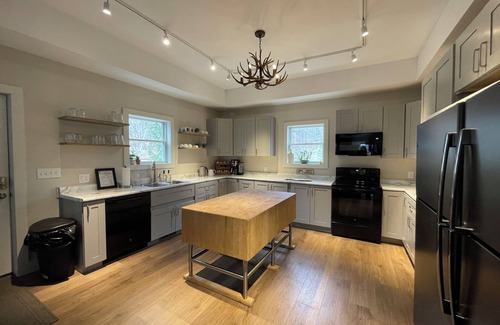 Williams Bay House | Spacious 6-bedroom house in charming Williams Bay with WiFi, AC