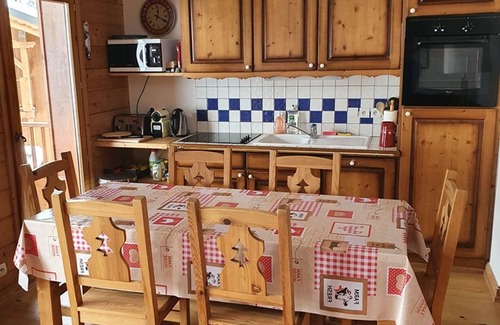 Cohennoz Apartment | Spacious 6-Person Apartment with Pool, Balcony, and Parking