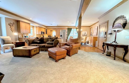 Mammoth Lakes Cabin | Spacious 6BR/6BA Retreat-Steps to Canyon Lodge w/Private Hot Tub, Sauna & Decks