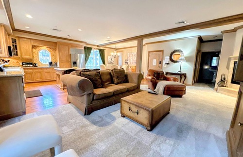 Mammoth Lakes Cabin | Spacious 6BR/6BA Retreat-Steps to Canyon Lodge w/Private Hot Tub, Sauna & Decks
