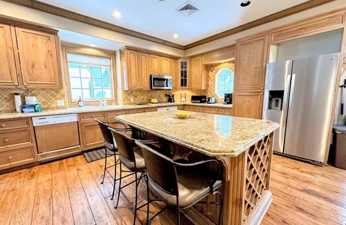 Mammoth Lakes Cabin | Spacious 6BR/6BA Retreat-Steps to Canyon Lodge w/Private Hot Tub, Sauna & Decks