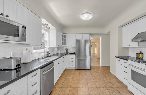 Vancouver South House | Spacious 6BR Home in Vancouver Near SkyTrain