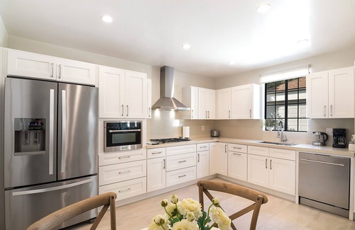 Beverly Hills Villa | Spacious 6BR Home with BBQ & Yard Beverly Hills Adj