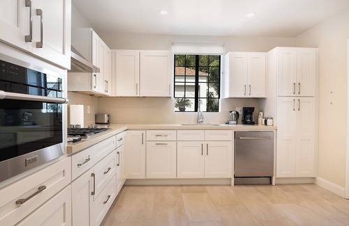 Beverly Hills Villa | Spacious 6BR Home with BBQ & Yard Beverly Hills Adj