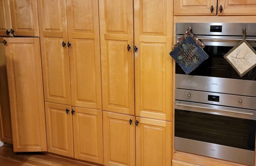 Oregon City House | Spacious 6BR Home with Bonus Rooms, Office Space, Gym, and Sport Court