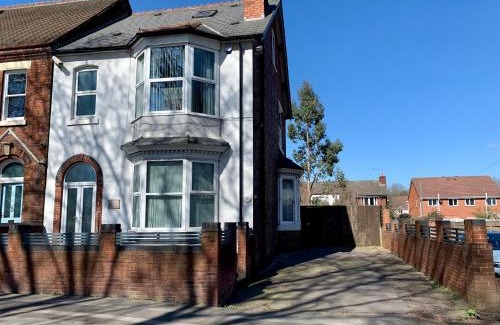 Willenhall House | Spacious 6BR Victorian Home in 14 Somerford Near Wolverhampton Centre with Free Parking