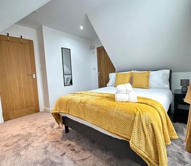 Woking Apartment | Spacious 7 Bed Home Contractor Corporate Long Stays