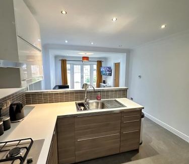 Woking Apartment | Spacious 7 Bed Home Contractor Corporate Long Stays