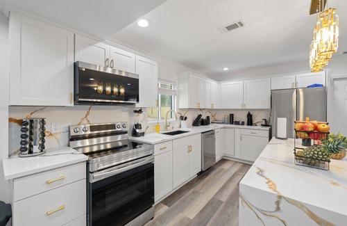 Church Street House | Spacious 7-bedroom building in amazing Atlanta with WiFi