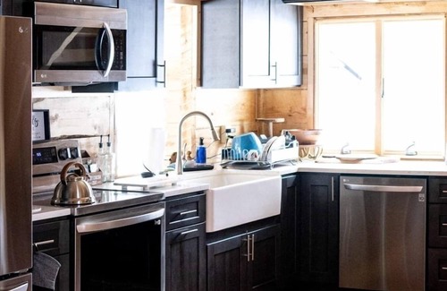 Grafton Cabin | Spacious 7-bedroom cabin in charming Grafton with fitness room, sauna & hot tub