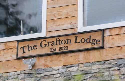 Grafton Cabin | Spacious 7-bedroom cabin in charming Grafton with fitness room, sauna & hot tub