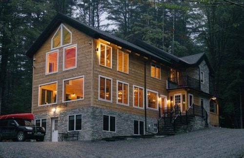 Grafton Cabin | Spacious 7-bedroom cabin in charming Grafton with fitness room, sauna & hot tub
