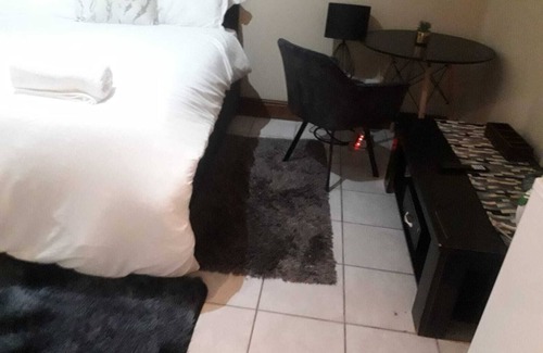 Sunset Beach House | Spacious 7-bedroom house with AC, WiFi in delightful Cape Town