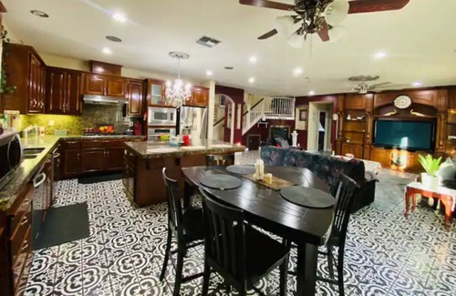 Atwater House | Spacious 7 BR home- king beds - sleeps 15- free parking -safe quiet neighbrhood
