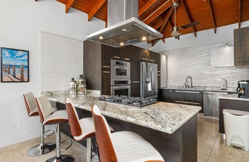 Esmeralda House | Spacious 7BR Island Retreat with 8 Beds of Comfort at Sotto del Sol by Bocobay