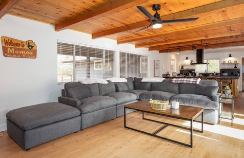 Yosemite Forks House | Spacious 7BR Yosemite Retreat - Hot Tub/Pet-Friendly