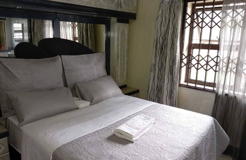 Kempton Park Cabin | Spacious 8-bedroom lodge in welcoming Kempton Park with WiFi