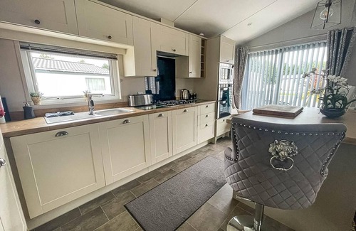 Hopton Cabin | Spacious 8 berth luxury lodge for hire at Broadland Sands in Suffolk ref 20033CV
