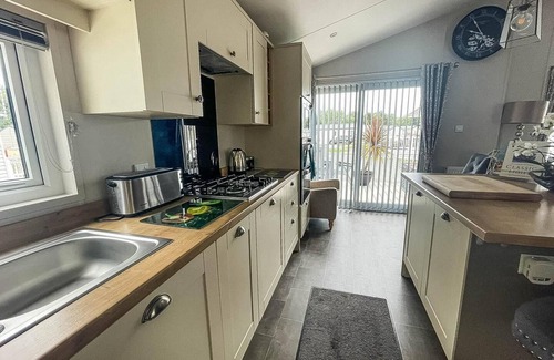 Hopton Cabin | Spacious 8 berth luxury lodge for hire at Broadland Sands in Suffolk ref 20033CV