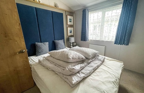 Hopton Cabin | Spacious 8 berth luxury lodge for hire at Broadland Sands in Suffolk ref 20033CV