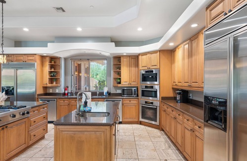 Central Scottsdale Villa | Spacious 9-bedroom villa in enjoyable Scottsdale with Wi-Fi, Sauna, family frdly