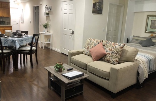 Alhambra Condo | Spacious 910 sqft, firm king + firm queen, 1 block from Starbucks, parking incl.