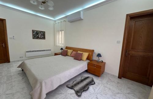 Qawra Apartment | Spacious airy penthouse near Bugibba square