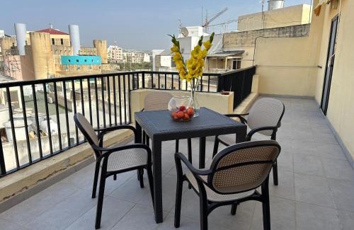 Qawra Apartment | Spacious airy penthouse near Bugibba square