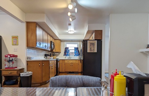 Columbus House | Spacious All-Star Sport House - 1 mile from NexusPark - Pet and Family Friendly!