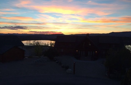 Sterling Cabin | Spacious and beautiful 5400 sq. ft. cabin located near Palisade State Park.