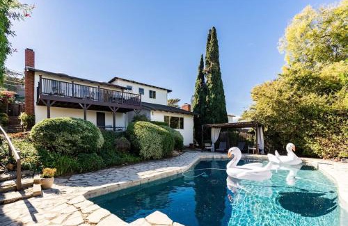 La Mesa House | Spacious and Bright 5-Bedroom Oasis Pool and Yard