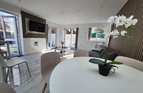 Iffley Apartment | Spacious and bright one bedroom apartment