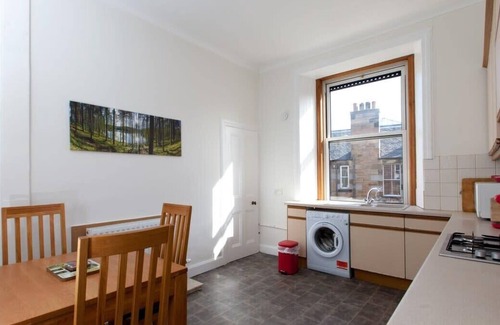 Merchiston Apartment | Spacious and Bright Polworth Flat