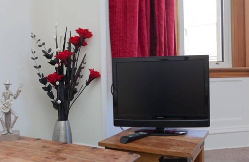 Merchiston Apartment | Spacious and Bright Polworth Flat