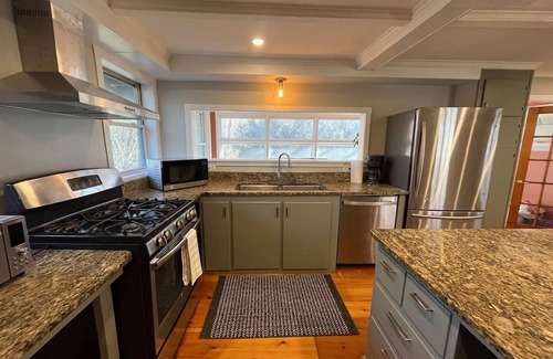 Cash Corner House | Spacious and Centrally Located! Two Connected Apartments- Sleeps 11