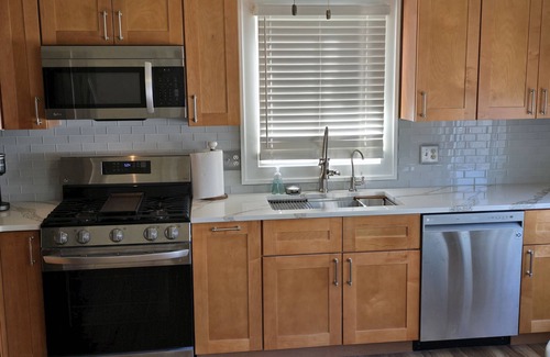 Benson House | Spacious and Charming 3-bedroom house with WiFi, AC in beautiful Omaha