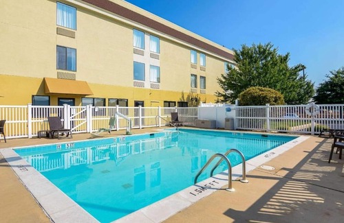 Woodstock House | Spacious and comfortable lodging near Luray Caverns in Woodstock