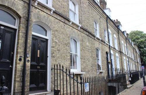 Rochester House | Spacious and Cosy House for 6