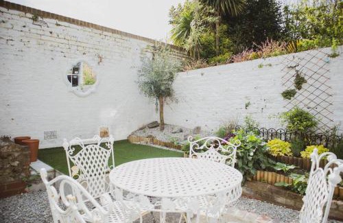 Rochester House | Spacious and Cosy House for 6