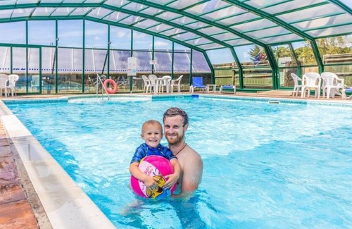 Axminster House | Spacious and luxurious 12ft-wide caravan with one double and two twin bedrooms.