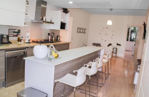 Boegoeroei Apartment | Spacious and modern 4-bedroom condo ground level