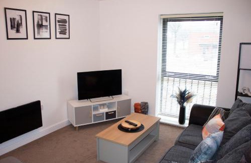 Wolverhampton Apartment | Spacious and modern apartment near Molineux Stadium, perfect for contractors, parking and WiFi