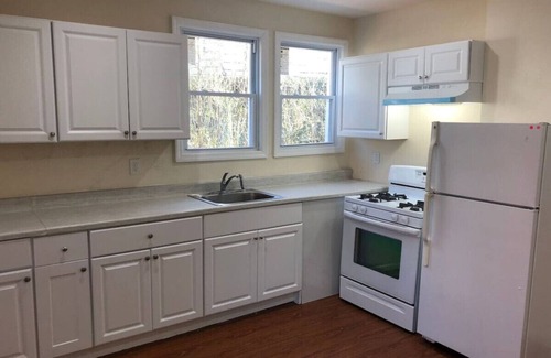 Weequahic Apartment | Spacious and private apartment with 3 bedrooms and 1 bathroom near Newark International Airport EWR and New York City