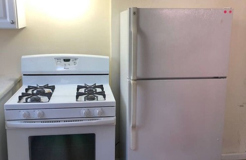 Weequahic Apartment | Spacious and private apartment with 3 bedrooms and 1 bathroom near Newark International Airport EWR and New York City