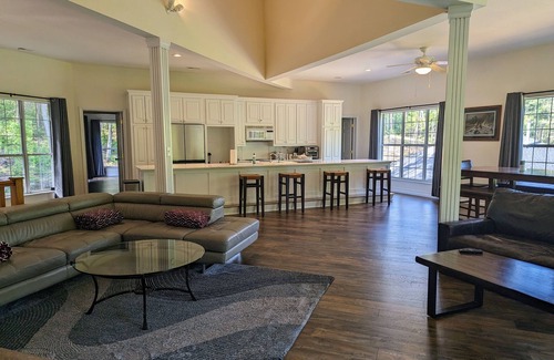 Maryville House | Spacious and Serene Smoky Mountain Retreat- the Perfect Launch for the Dragon!