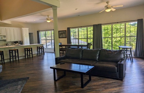 Maryville House | Spacious and Serene Smoky Mountain Retreat- the Perfect Launch for the Dragon!
